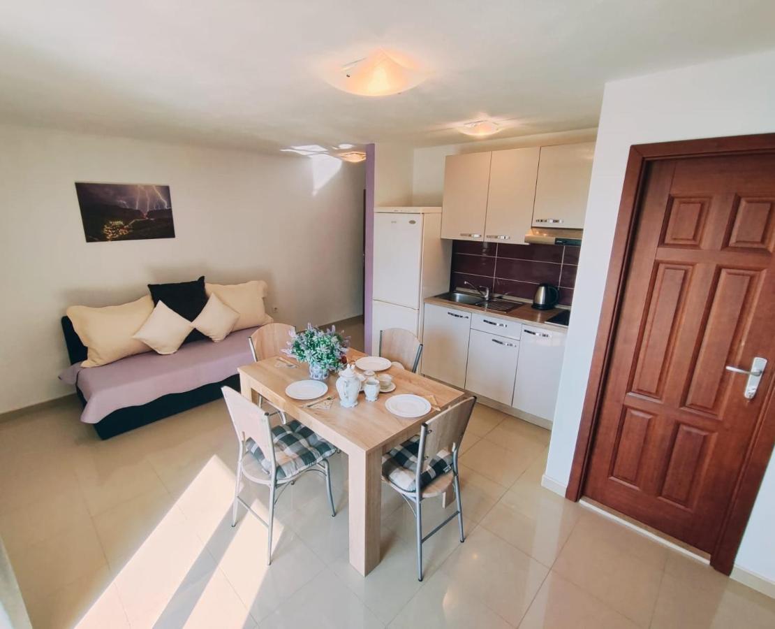 Apartmani Nada Mustapic เบรลา ภายนอก รูปภาพ