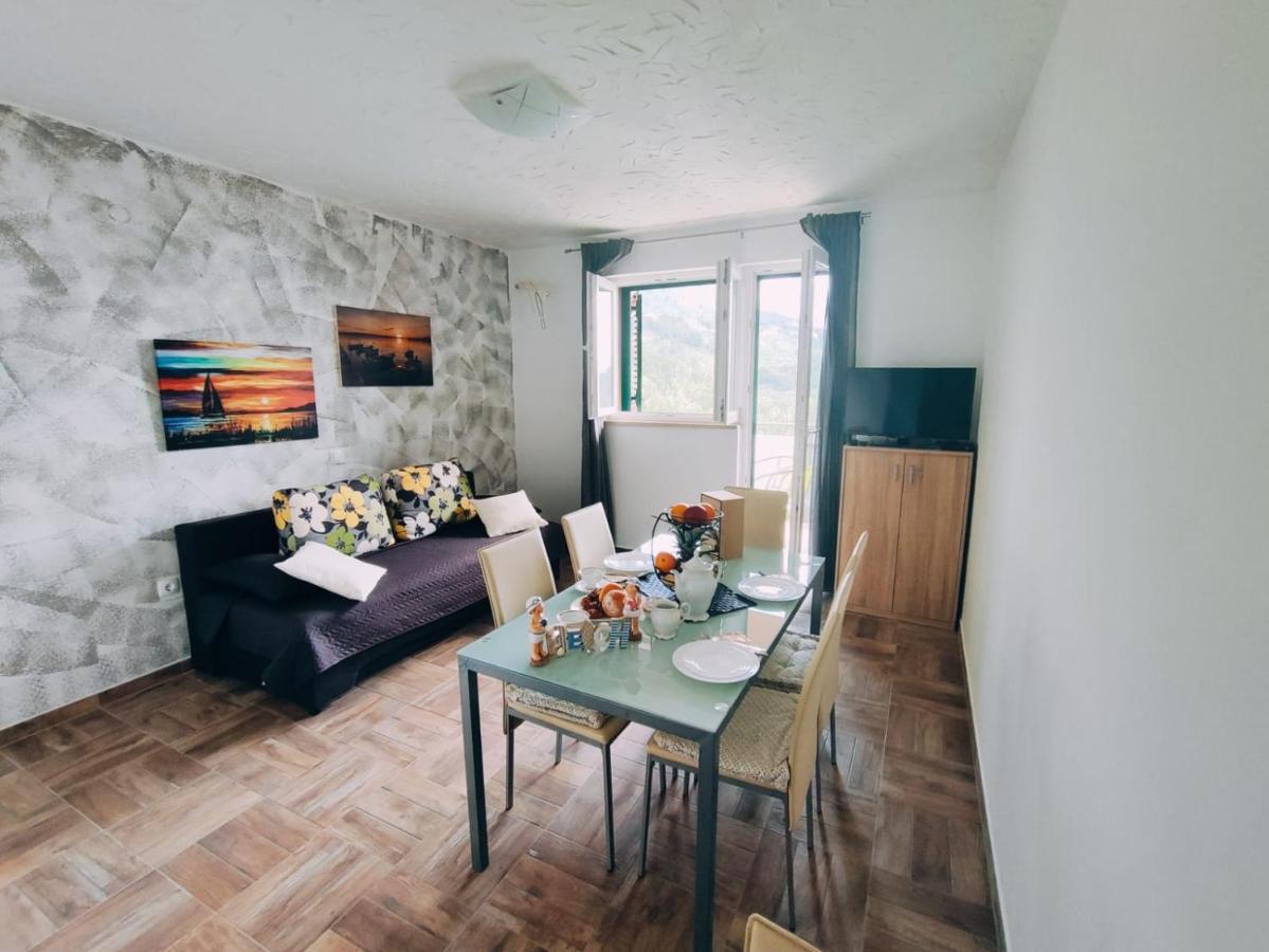 Apartmani Nada Mustapic เบรลา ภายนอก รูปภาพ